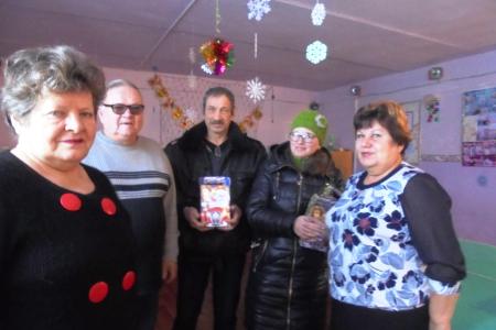 Саратовская область. Петровские депутаты-коммунисты вручили новогодние подарки многодетным семьям