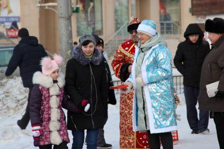 Лидер коммунистов Томской области Наталья Барышникова в канун Нового года вышла в пикет в образе Снегурочки