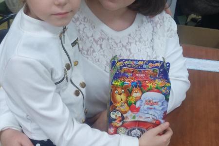 Саратовская область. Коммунисты города Балашова поздравили детей на новогоднем утреннике