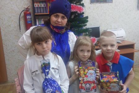 Саратовская область. Коммунисты города Балашова поздравили детей на новогоднем утреннике