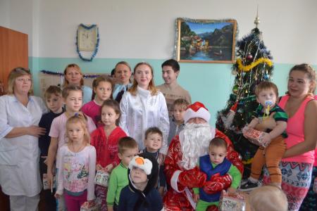 Севастополь. Дед Мороз и Снегурочка из Советского Союза навестили детей в больнице