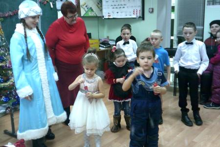 Тюменская область. Ялуторовские коммунисты поздравляют детей с Новым годом!