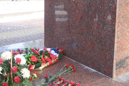 В Калуге коммунисты возложили цветы к к Вечному Огню и памятнику Гергию Жукову