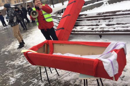 Самарские комсомольцы провели торжественную церемонию похорон капитализма