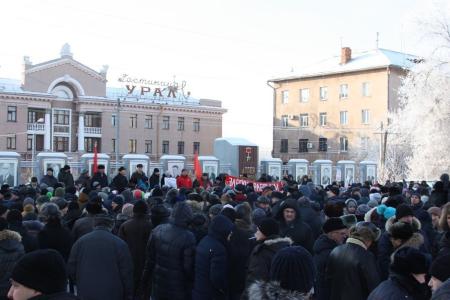 «Мы ворам заводским ЮУМЗ не отдадим!». Митинг в Оренбургской области