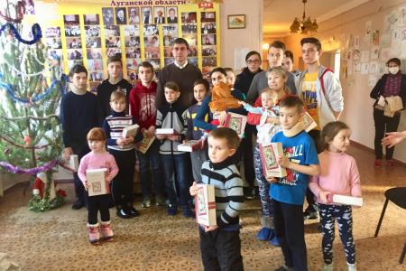 В ЛНР проходит выдача новогодней гуманитарной помощи от Коммунистической партии Российской Федерации