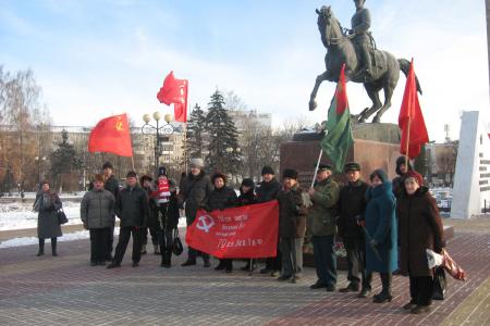 В Калуге коммунисты возложили цветы к к Вечному Огню и памятнику Гергию Жукову