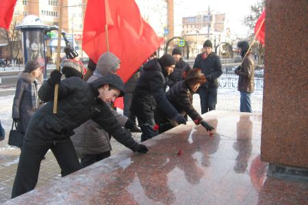 Калужские коммунисты возложили цветы к памятнику Кирову