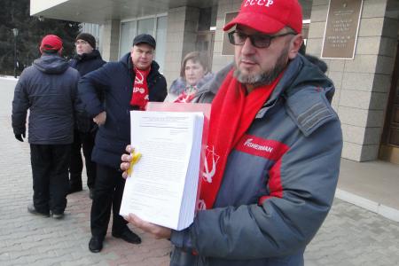 Амурские коммунисты вручили губернатору подписи против «мусорной реформы»