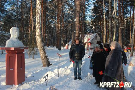 Тюменские коммунисты возложили красные гвоздики к памятнику И.В. Сталину