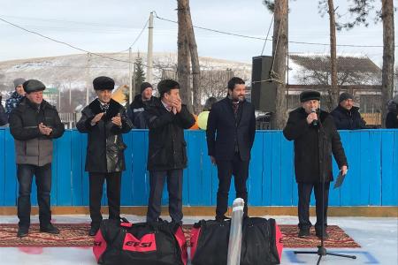 Александр Ющенко подарил комплекты хоккейной формы детской команде из села Трунтаишево Альшеевского района Республики Башкортостан