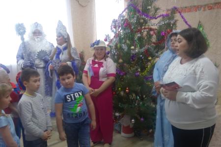Саратовская область. Коммунисты города Балашова поздравили детей на новогоднем утреннике
