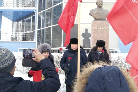 Коммунисты Якутии провели митинг в честь дня рождения И.В. Сталина