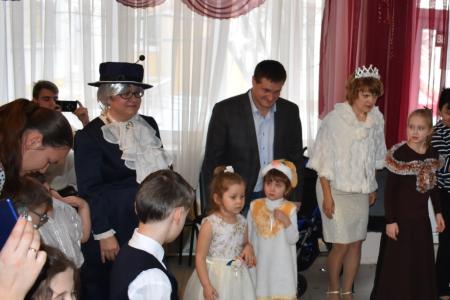 Тульские коммунисты поздравили детей и родителей в центре социального обслуживания населения