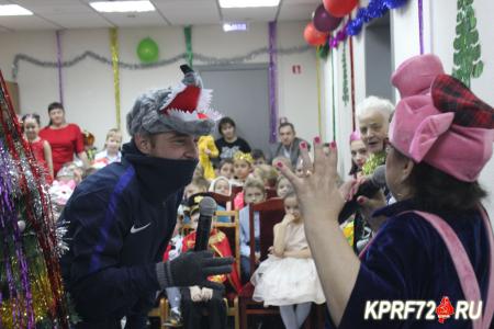 "Снеговик и Фунтик против Бабы Яги". Тюменский обком КПРФ проводит детские новогодние утренники 
