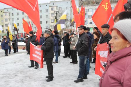 «Не повышать, а понижать тарифы, цены, акцизы!». Митинг калининградских коммунистов 