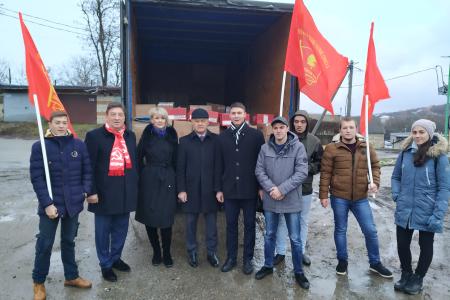 Коммунисты Ставрополья направили гуманитарный груз в Новороссию с новогодними подарками для детей