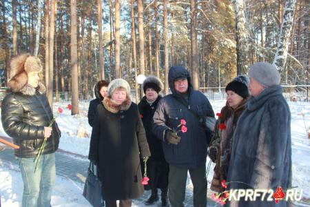 Тюменские коммунисты возложили красные гвоздики к памятнику И.В. Сталину