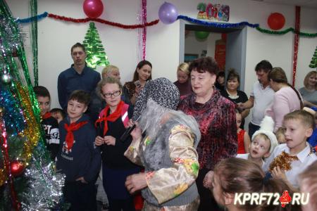 "Снеговик и Фунтик против Бабы Яги". Тюменский обком КПРФ проводит детские новогодние утренники 
