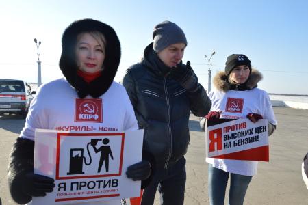 Хабаровские коммунисты провели автопробег против высоких цен на топливо