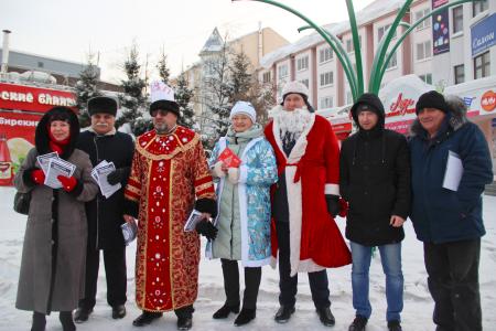 Лидер коммунистов Томской области Наталья Барышникова в канун Нового года вышла в пикет в образе Снегурочки