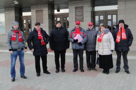 Амурские коммунисты вручили губернатору подписи против «мусорной реформы»