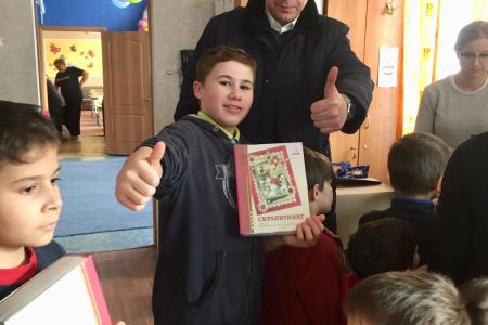 В ЛНР проходит выдача новогодней гуманитарной помощи от Коммунистической партии Российской Федерации