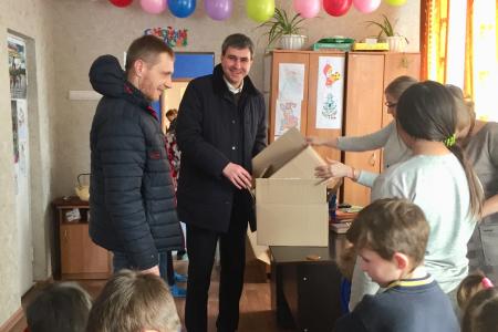 В ЛНР проходит выдача новогодней гуманитарной помощи от Коммунистической партии Российской Федерации