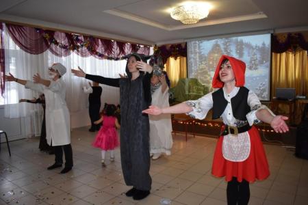 Тульские коммунисты поздравили детей и родителей в центре социального обслуживания населения