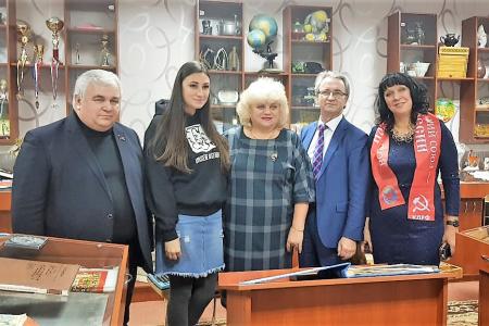 КПРФ доставила новогодние подарки детям на Донбасс