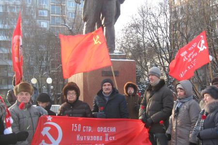 Калужские коммунисты возложили цветы к памятнику Кирову