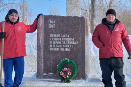 Оренбургская область. Коммунисты очистили от снега памятник воинам Великой Отечественной войны