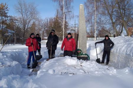 Оренбургская область. Коммунисты очистили от снега памятник воинам Великой Отечественной войны