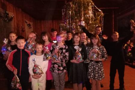 Забайкальский край. Дети из отдаленного села Чингильтуй получили подарки от Деда Мороза и депутата Госдумы В.Г. Позднякова