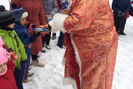 Ярославская область. Депутаты-коммунисты организовали детские новогодние утренники