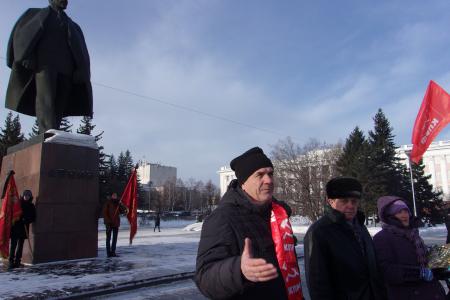 Барнаульцы отметили актуальность ленинских идей на торжественном возложении цветов к памятнику вождю