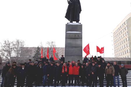 Оренбургская область. Алые гвоздики вождю рабочих и крестьян