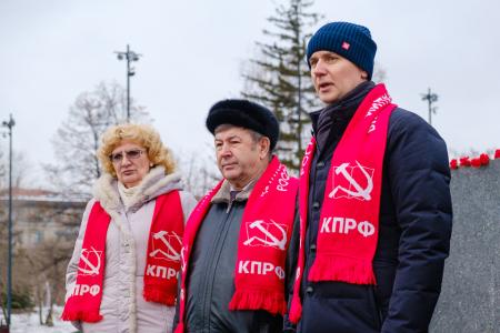 Красноярск. Алые гвоздики – вождю революции