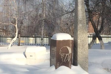 Оренбургская область. Коммунисты очистили от снега памятник воинам Великой Отечественной войны