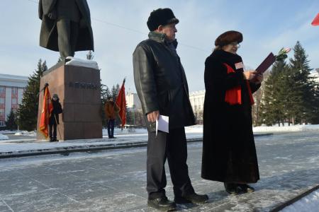Барнаульцы отметили актуальность ленинских идей на торжественном возложении цветов к памятнику вождю