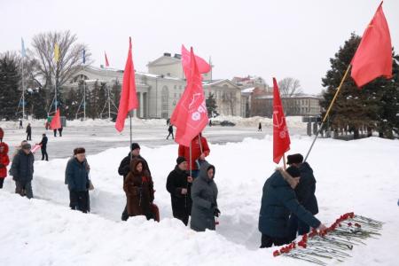 Саратовские коммунисты почтили память В.И. Ленина