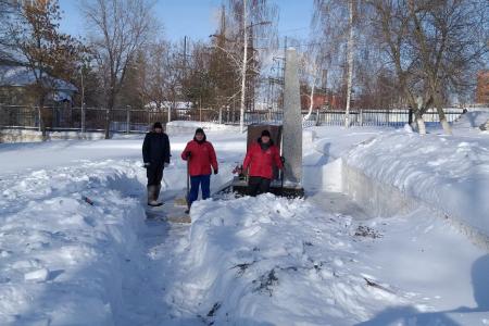 Оренбургская область. Коммунисты очистили от снега памятник воинам Великой Отечественной войны