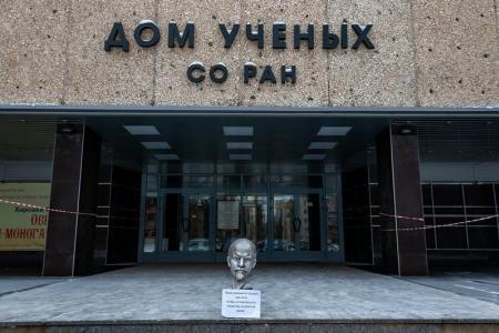 Бюст Ленина зачекинился в Советском районе Новосибирска