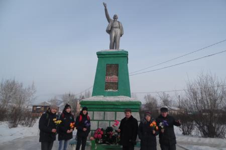 Забайкальские коммунисты в день памяти Владимира Ильича Ленина возложили цветы к его памятникам