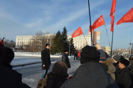 Барнаульцы отметили актуальность ленинских идей на торжественном возложении цветов к памятнику вождю