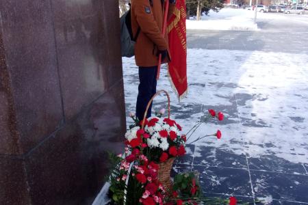 Барнаульцы отметили актуальность ленинских идей на торжественном возложении цветов к памятнику вождю