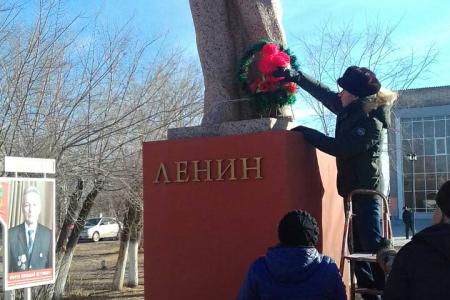 Забайкальские коммунисты в день памяти Владимира Ильича Ленина возложили цветы к его памятникам