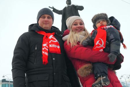 Коммунисты Екатеринбурга возложили цветы к памятнику В.И. Ленину