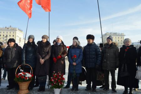Барнаульцы отметили актуальность ленинских идей на торжественном возложении цветов к памятнику вождю