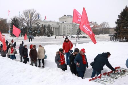 Саратовские коммунисты почтили память В.И. Ленина